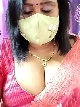 Snapshot of Queenflowerr chatting on 10.25.25 Queenflowerr online show from 10.25.25