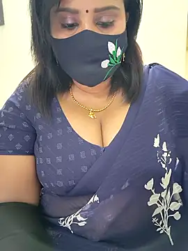 Snapshot of Queenflowerr chatting on 11.05.25 Queenflowerr online show from 11.05.25