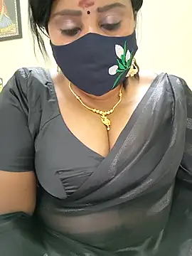 Snapshot of Queenflowerr chatting on 11.06.25 Queenflowerr online show from 11.06.25