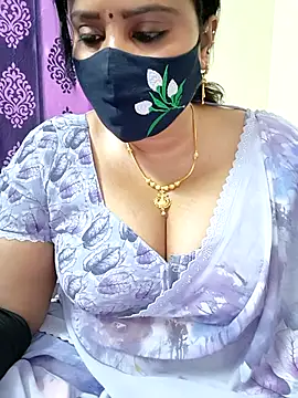 Snapshot of Queenflowerr chatting on 11.17.25 Queenflowerr online show from 11.17.25