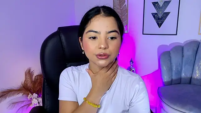 Layla Breezee online show from 04.21.26