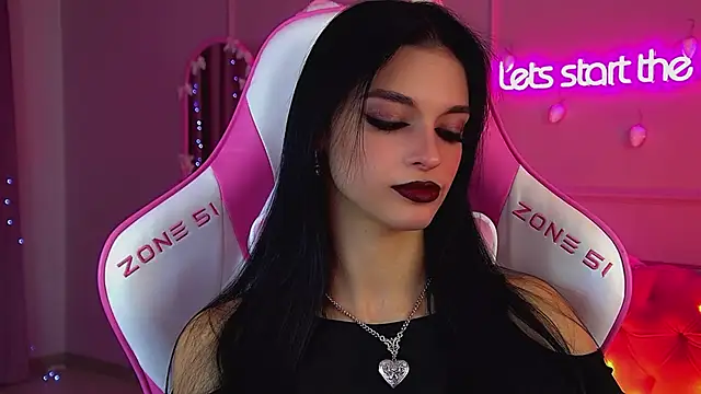 Snapshot of BeverlyMost chatting on 12.20.25 BeverlyMost online show from 12.20.25