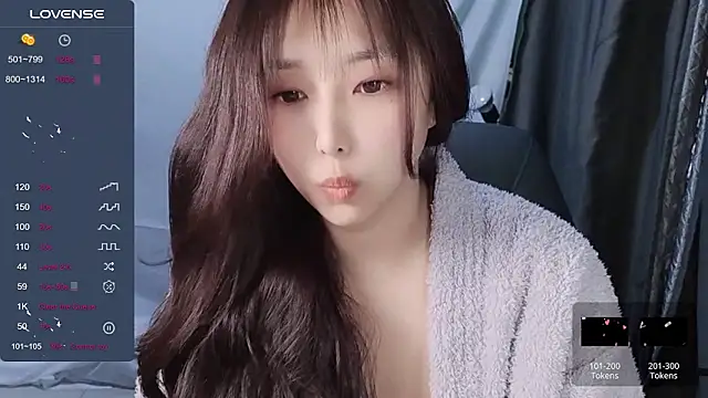 Snapshot of tunestar chatting on 01.29.25 tunestar online show from 01.29.25