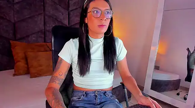 LauraaGomezz   online show from 01.28.25