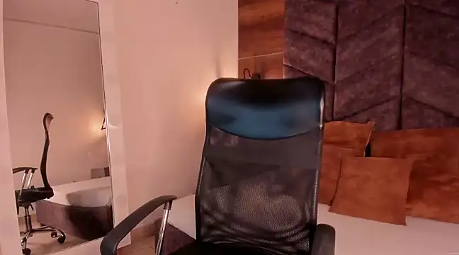 LauraaGomezz   online show from 02.24.25