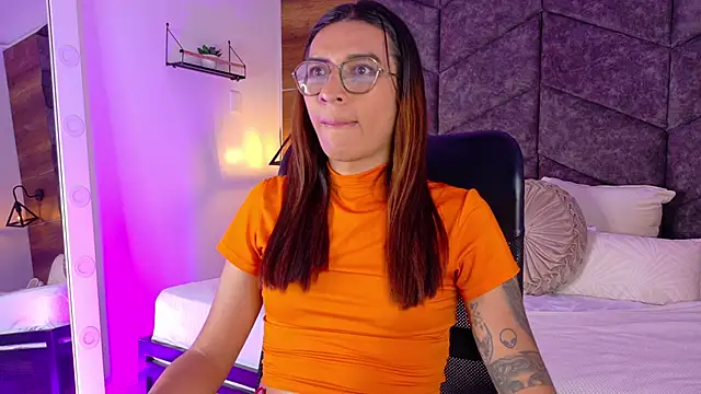 LauraaGomezz   online show from 09.23.25