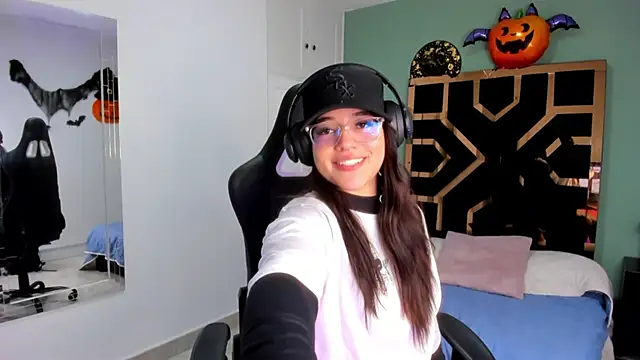 Snapshot of Billie_Jhonson_ chatting on 10.28.25 Billie Jhonson online show from 10.28.25