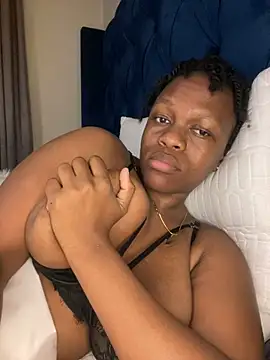 Snapshot of Boneca25 chatting on 02.17.25 Boneca25 online show from 02.17.25