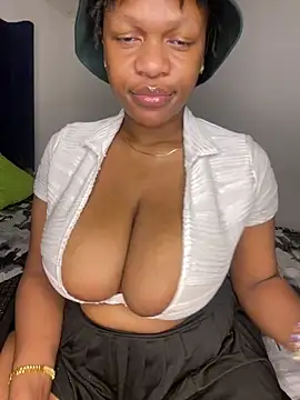 Snapshot of Boneca25 chatting on 10.12.25 Boneca25 online show from 10.12.25