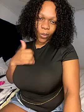 Snapshot of Boneca25 chatting on 11.07.25 Boneca25 online show from 11.07.25