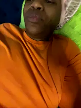 Snapshot of Boneca25 chatting on 11.17.25 Boneca25 online show from 11.17.25