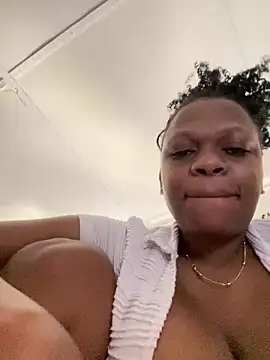 Snapshot of Boneca25 chatting on 11.23.25 Boneca25 online show from 11.23.25