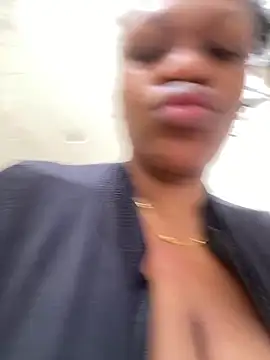 Snapshot of Boneca25 chatting on 11.24.25 Boneca25 online show from 11.24.25