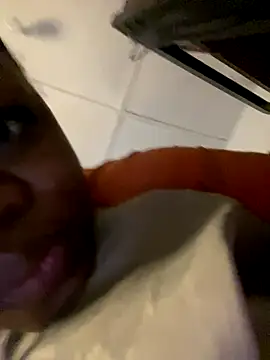 Snapshot of Boneca25 chatting on 11.25.25 Boneca25 online show from 11.25.25