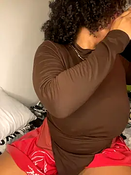 Snapshot of Boneca25 chatting on 11.29.25 Boneca25 online show from 11.29.25