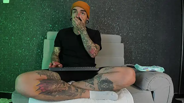 Snapshot of kaletattoo chatting on 09.09.25 kaletattoo online show from 09.09.25