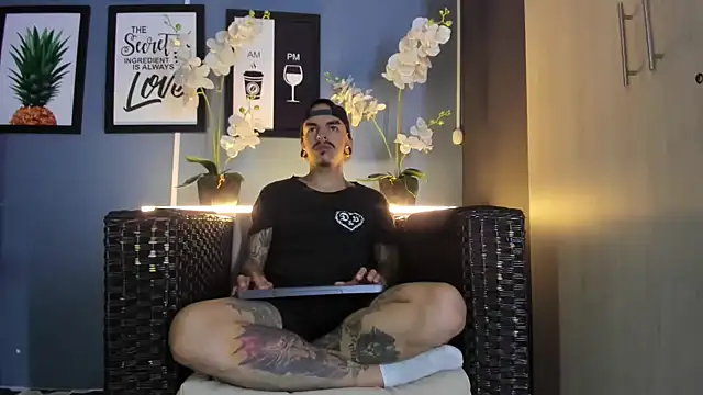 Snapshot of kaletattoo chatting on 09.10.25 kaletattoo online show from 09.10.25