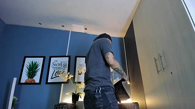 Snapshot of kaletattoo chatting on 09.12.25 kaletattoo online show from 09.12.25