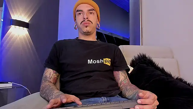 Snapshot of kaletattoo chatting on 09.25.25 kaletattoo online show from 09.25.25