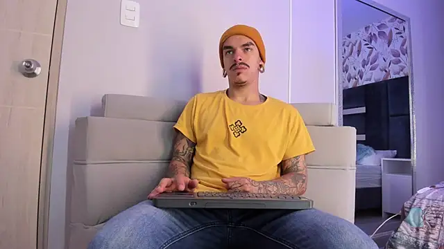 Snapshot of kaletattoo chatting on 09.26.25 kaletattoo online show from 09.26.25