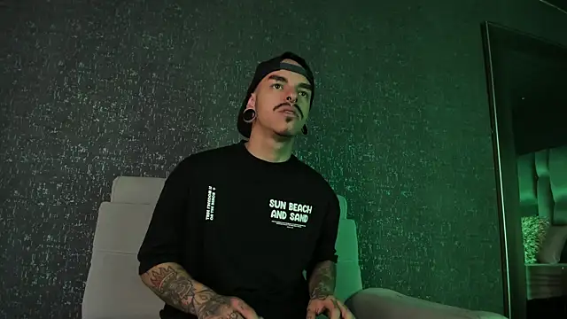 Snapshot of kaletattoo chatting on 09.30.25 kaletattoo online show from 09.30.25