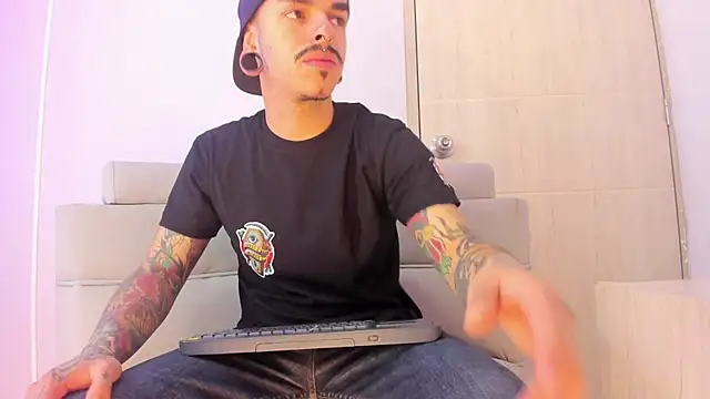 Snapshot of kaletattoo chatting on 10.07.25 kaletattoo online show from 10.07.25