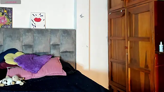 Snapshot of Isangel_ chatting on 10.31.25 Isangel online show from 10.31.25