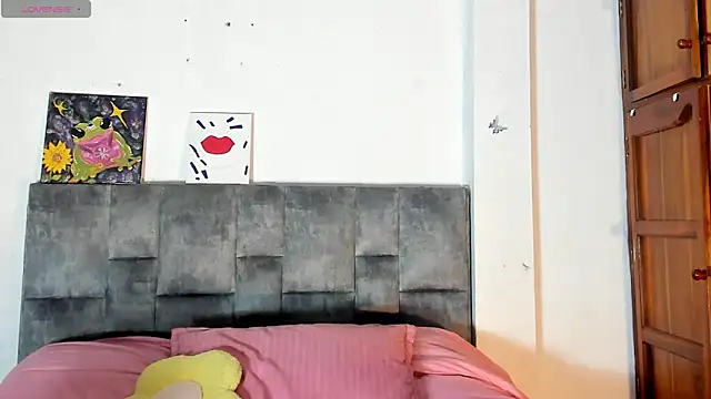 Snapshot of Isangel_ chatting on 11.18.25 Isangel online show from 11.18.25