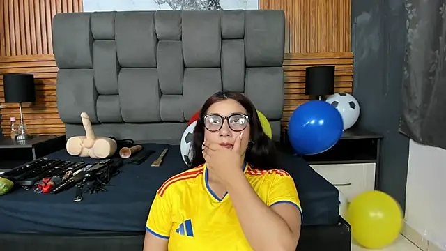 Snapshot of _nicolesweet chatting on 06.17.26 nicolesweet online show from 06.17.26