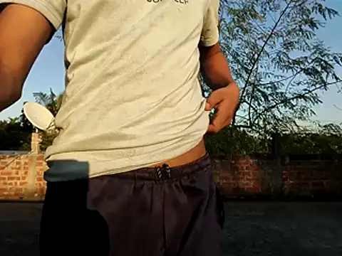 Snapshot of HomeCum chatting on 11.18.25 HomeCum online show from 11.18.25