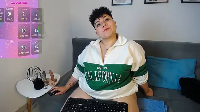 Snapshot of curly_cam_queen69 chatting on 09.19.25 curly cam queen69 online show from 09.19.25