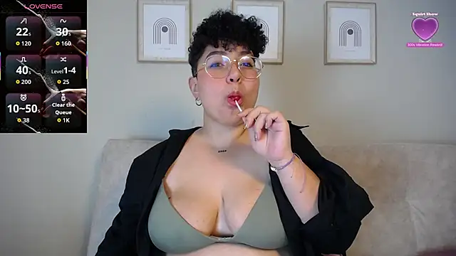 Snapshot of curly_cam_queen69 chatting on 10.01.25 curly cam queen69 online show from 10.01.25