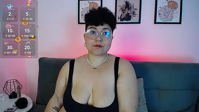 Snapshot of curly_cam_queen69 chatting on 10.20.25 curly cam queen69 online show from 10.20.25