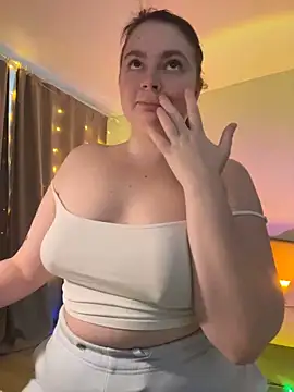 Snapshot of DearAlise chatting on 02.04.25 DearAlise online show from 02.04.25