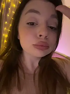 Snapshot of DearAlise chatting on 03.19.25 DearAlise online show from 03.19.25