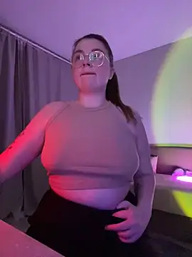 Snapshot of DearAlise chatting on 03.20.25 DearAlise online show from 03.20.25