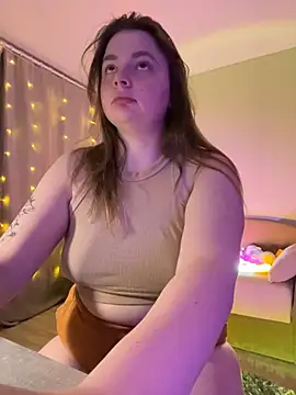 Snapshot of DearAlise chatting on 03.21.25 DearAlise online show from 03.21.25