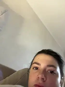 Snapshot of DearAlise chatting on 10.30.25 DearAlise online show from 10.30.25