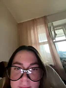 Snapshot of DearAlise chatting on 11.17.25 DearAlise online show from 11.17.25