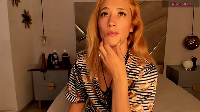 Snapshot of zoe_taylorr1 chatting on 02.19.25 zoe taylorr1 online show from 02.19.25