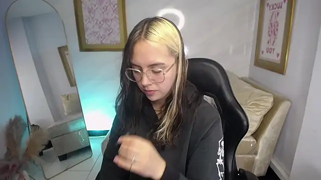 Hela v online show from 09.20.25