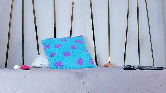 Snapshot of violet_gray_ chatting on 02.02.25 violet gray online show from 02.02.25