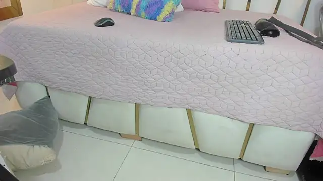 Snapshot of violet_gray_ chatting on 02.08.25 violet gray online show from 02.08.25