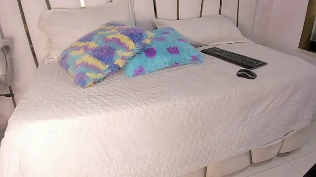 Snapshot of violet_gray_ chatting on 02.15.25 violet gray online show from 02.15.25