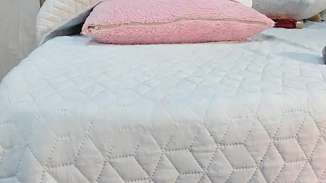 Snapshot of violet_gray_ chatting on 02.28.25 violet gray online show from 02.28.25