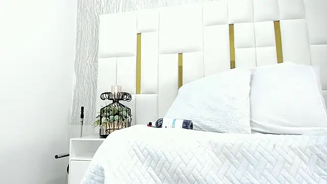 Snapshot of violet_gray_ chatting on 03.16.25 violet gray online show from 03.16.25