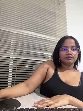 Snapshot of my_cam chatting on 03.11.25 my cam online show from 03.11.25