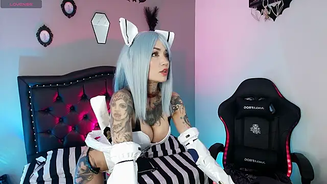 Snapshot of IsisRaichuu_ chatting on 12.19.25 IsisRaichuu online show from 12.19.25