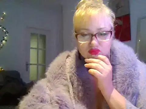 Snapshot of Luzia-Sal chatting on 03.05.25 Luzia-Sal online show from 03.05.25