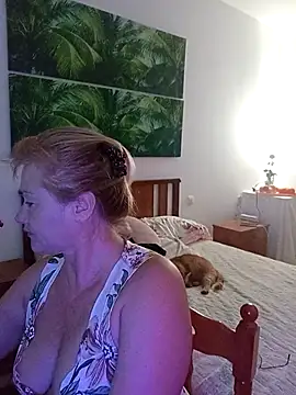 Snapshot of Luzia-Sal chatting on 10.18.25 Luzia-Sal online show from 10.18.25